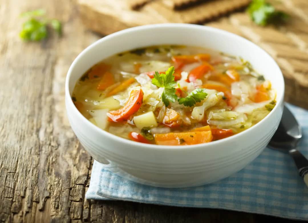 Zupa jarzynowa bez ziemniaków? Odkryj zamienniki dla każdej diety!