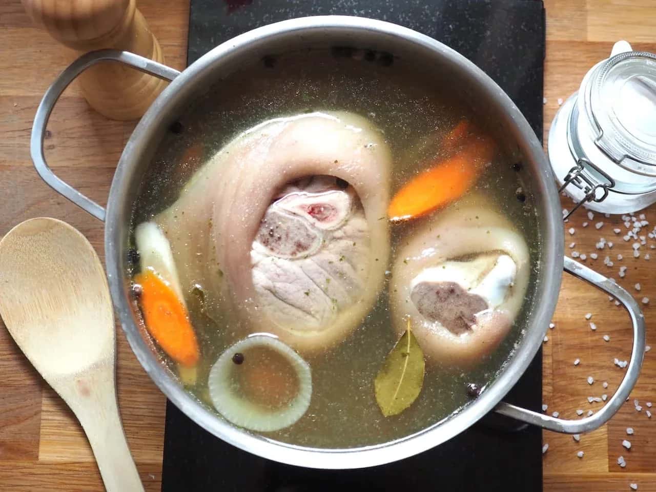 Perfekcyjna golonka: Jak gotować, by mięso było miękkie?